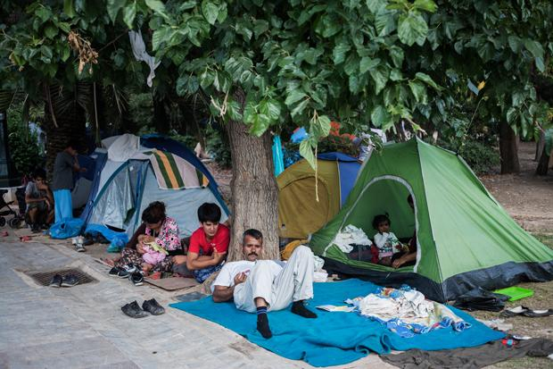 Provisorisches Camp: Flüchtlinge zelten in einem Park in Athen, Juli 2015 Provisorisches Camp: Flüchtlinge zelten in einem Park in Athen, Juli 2015