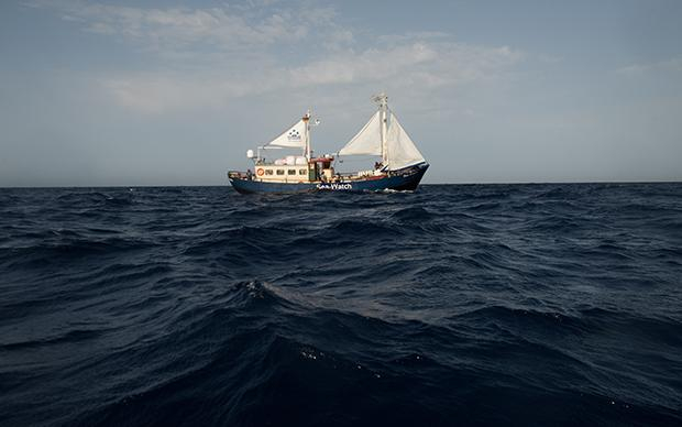 Eine Art schwimmende Notrufsäule. Die MS Sea Watch kreuzt im Mittelmeer, um in Seenot geratenen Flüchtlingen Erste Hilfe zu leisten Eine Art schwimmende Notrufsäule. Die MS Sea Watch kreuzt im Mittelmeer, um in Seenot geratenen Flüchtlingen Erste Hilfe zu leisten