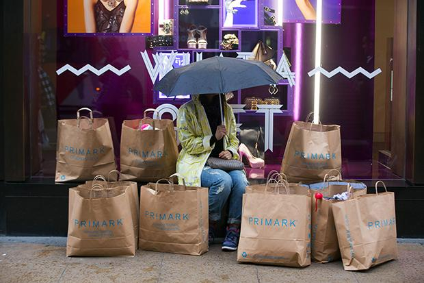Bulimischer Konsum? Die Primark-Tüte wird dafür gern als Symbol genommen Bulimischer Konsum? Die Primark-Tüte wird dafür gern als Symbol genommen