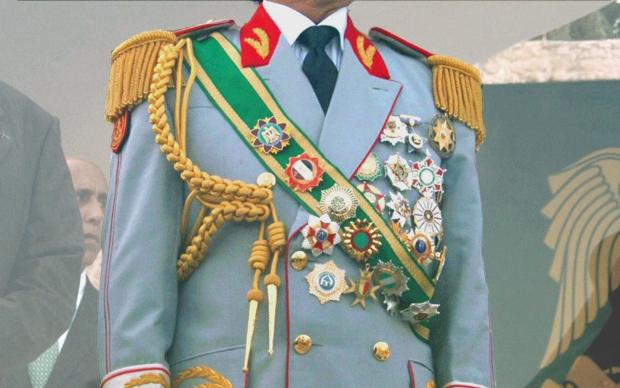 Orden, so weit das Auge reicht: eine Uniform von Muammar al-Gaddafi Orden, so weit das Auge reicht: eine Uniform von Muammar al-Gaddafi