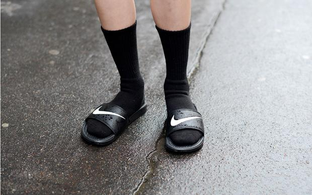Da muss man jetzt auch als erfahrener Trendscout stark sein: Socken in Badelatschen gehen wieder Da muss man jetzt auch als erfahrener Trendscout stark sein: Socken in Badelatschen gehen wieder