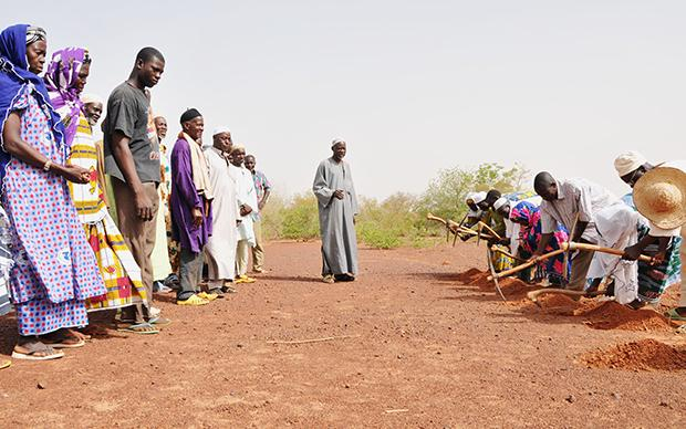 So wird's gemacht: Bei Yacoubo lernen andere Landwirte, wie man Zaï praktiziert So wird's gemacht: Bei Yacoubo lernen andere Landwirte, wie man Zaï praktiziert