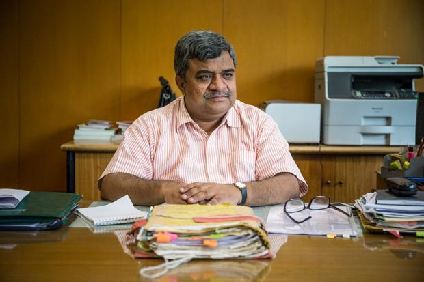 Shri Nidhi ist bei der Stadtverwaltung zuständig für die Räumung von Slums. Er sagt, dass er deren Bewohner in Zukunft womöglich auch mal darüber abstimmen lassen wird, was mit ihrer Siedlung geschieht Shri Nidhi ist bei der Stadtverwaltung zuständig für die Räumung von Slums. Er sagt, dass er deren Bewohner in Zukunft womöglich auch mal darüber abstimmen lassen wird, was mit ihrer Siedlung geschieht
