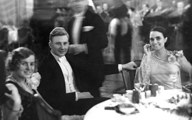 Glamouröse Partys, Jazz- und Tangoorchester, Kabarett – für sowas war Berlin bekannt. Ein Foto aus dem Jahr 1929 Glamouröse Partys, Jazz- und Tangoorchester, Kabarett – für sowas war Berlin bekannt. Ein Foto aus dem Jahr 1929
