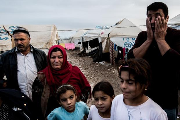 Die Verzweiflung wird kaum noch kaschiert – von Mohammad Al-Juburi (rechts) und seiner Familie Die Verzweiflung wird kaum noch kaschiert – von Mohammad Al-Juburi (rechts) und seiner Familie