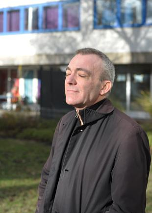 „Ich bin Gehirnzellenimporteur und Arschtrittverteilmaschine“ – so fasst der Volkswirt und Stadtplaner aus Paris seine Arbeit manchmal zusammen.
