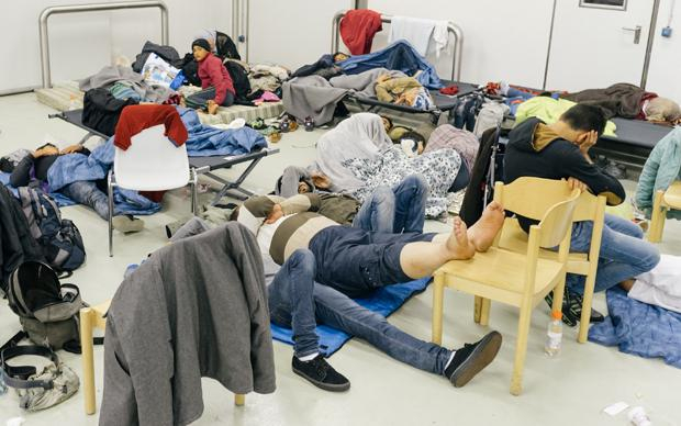Kaum Privatsphäre, Schlangen vor Duschen, Toiletten und beim Essen. Dazu die Traumatisierung durch die Flucht. Das alles zusammen führt zu Aggressionen Kaum Privatsphäre, Schlangen vor Duschen, Toiletten und beim Essen. Dazu die Traumatisierung durch die Flucht. Das alles zusammen führt zu Aggressionen