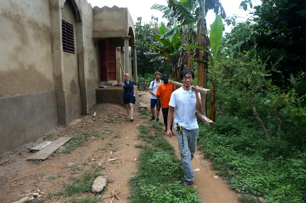Ganz vorne mit dabei: Luc van Luong bei seinem Einsatz für eine Kita in Togo, die eine neue Wasserversorgung braucht Ganz vorne mit dabei: Luc van Luong bei seinem Einsatz für eine Kita in Togo, die eine neue Wasserversorgung braucht