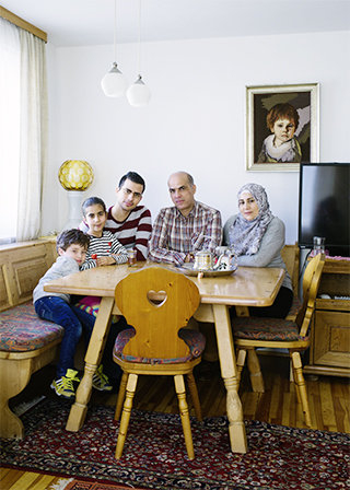 Mia san mia: Die Familie aus Syrien hat sich sogar bayrisch eingerichtet Mia san mia: Die Familie aus Syrien hat sich sogar bayrisch eingerichtet