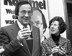 Hier feiert Manfred Rommel mit seiner Frau die Wahl zum Oberbürgermeister. Wenn es darum ging, die Kulturen zu vereinen, konnte er aber auch anders – wunderbar stur cms-image-000048773.jpg