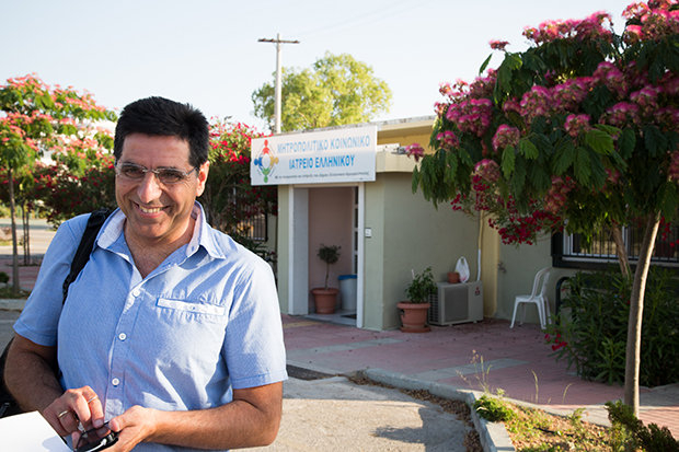 Der Kardiologe Giorgos Vichas hat das früh erkannt und bereits Ende 2011 die Sozialpraxis Elliniko ins Leben gerufen. Heute arbeiten hier 280 Ärzte und Helfer auf Freiwilligenbasis, mehr als 50.000 Patienten wurden seit der Gründung betreut Der Kardiologe Giorgos Vichas hat das früh erkannt und bereits Ende 2011 die Sozialpraxis Elliniko ins Leben gerufen. Heute arbeiten hier 280 Ärzte und Helfer auf Freiwilligenbasis, mehr als 50.000 Patienten wurden seit der Gründung betreut
