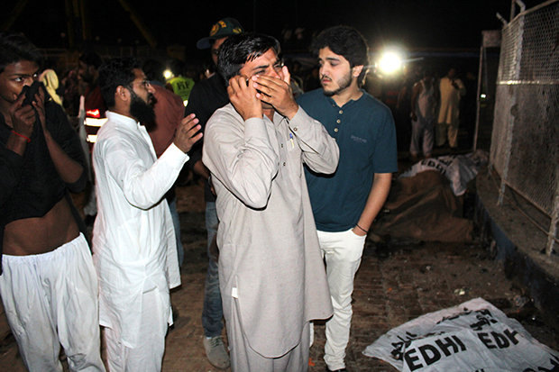Inmitten von feiernden Familien in der Nähe eines Spielplatzes hatte sich ein Taliban-Kämpfer am Ostersonntag in einem Park in Lahore in die Luft gesprengt. Unter den 72 Getöteten waren 35 Kinder Inmitten von feiernden Familien in der Nähe eines Spielplatzes hatte sich ein Taliban-Kämpfer am Ostersonntag in einem Park in Lahore in die Luft gesprengt. Unter den 72 Getöteten waren 35 Kinder