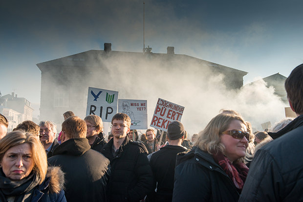 Wenn in Island Rauch oder Dampf aufsteigt, muss es nicht immer ein Vulkan oder Geysir sein. In diesen Tagen rumort es mitten in der Hauptstadt, deren Name übrigens auf Deutsch „Rauchbucht“ bedeutet Wenn in Island Rauch oder Dampf aufsteigt, muss es nicht immer ein Vulkan oder Geysir sein. In diesen Tagen rumort es mitten in der Hauptstadt, deren Name übrigens auf Deutsch „Rauchbucht“ bedeutet