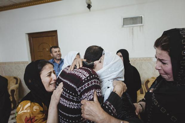 In seiner Heimatstadt Arbil wird Ajad von seiner Familie empfangen. Freudentränen fließen, obwohl es kein glückliches Ende ist. Heute denkt Ajad, dass er sich vor seiner Flucht besser über Deutschland hätte informieren sollen. Und es nagen Zweifel an ihm In seiner Heimatstadt Arbil wird Ajad von seiner Familie empfangen. Freudentränen fließen, obwohl es kein glückliches Ende ist. Heute denkt Ajad, dass er sich vor seiner Flucht besser über Deutschland hätte informieren sollen. Und es nagen Zweifel an ihm
