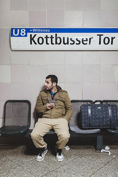 Unsere Bilder zeigen die Geschichte eines anderen Mannes: Ajad Mohammed, 28 Jahre, den es nur 100 Tage in Deutschland hielt. Dann hat er sich in einem Berliner Reisebüro, das auf Kurdistan spezialisiert ist, sein Rückflugticket besorgt Unsere Bilder zeigen die Geschichte eines anderen Mannes: Ajad Mohammed, 28 Jahre, den es nur 100 Tage in Deutschland hielt. Dann hat er sich in einem Berliner Reisebüro, das auf Kurdistan spezialisiert ist, sein Rückflugticket besorgt