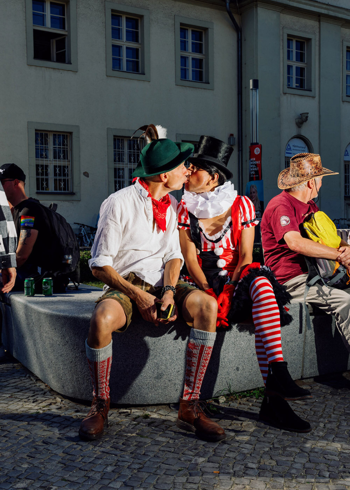 Zwei Männer küssen auf dem CSD in Oranienburg Zwei Männer küssen auf dem CSD in Oranienburg