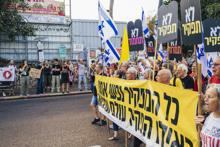 Menschen demonstrieren auf der Straße mit einem Banner Menschen demonstrieren auf der Straße mit einem Banner