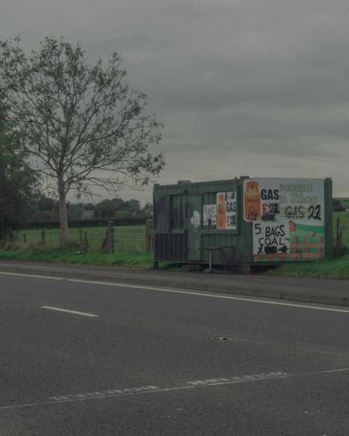 Grenze bei Derry zwischen Nordirland und Schottland - auf der Straße steht: Boarder Derry Grenze