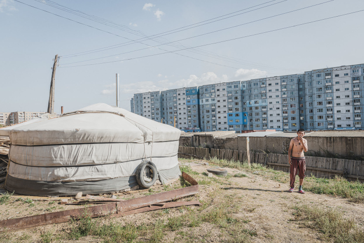Die Bevölkerung von Ulan Bator wächst rasant, weshalb Mehrstockgebäude für die Einwohner gebaut werden. Viele wollen aber überhaupt nicht ihren „Ger“, die traditionelle mongolische Jurte, verlassen Mongolei, Ger districts, Klimawandel, Ulan Bator