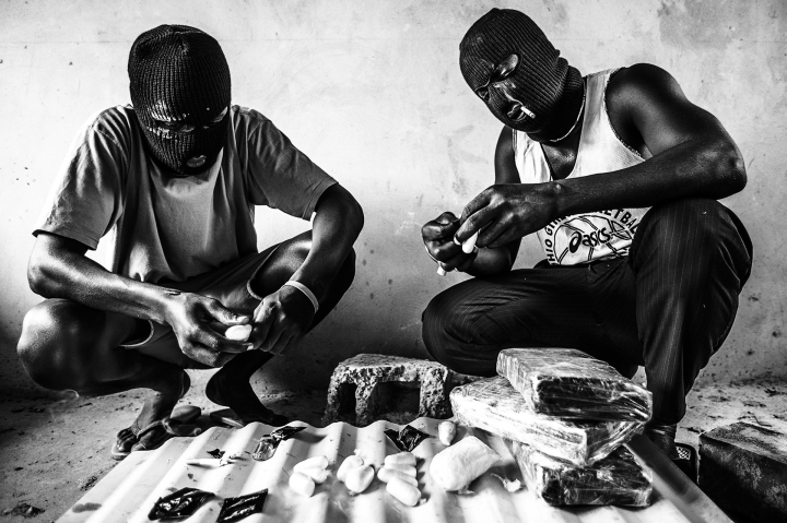 Nigerianische Schmuggler präparieren Kokain für den Transport