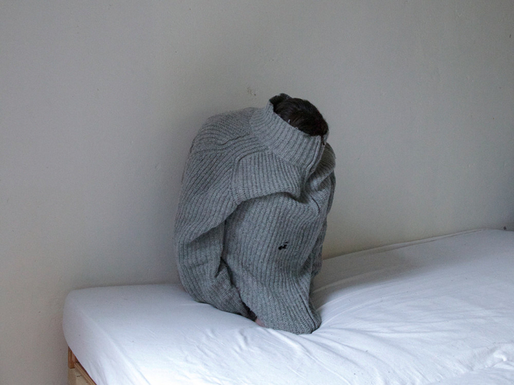 Eine Frau versteckt sich in ihrem Pulli