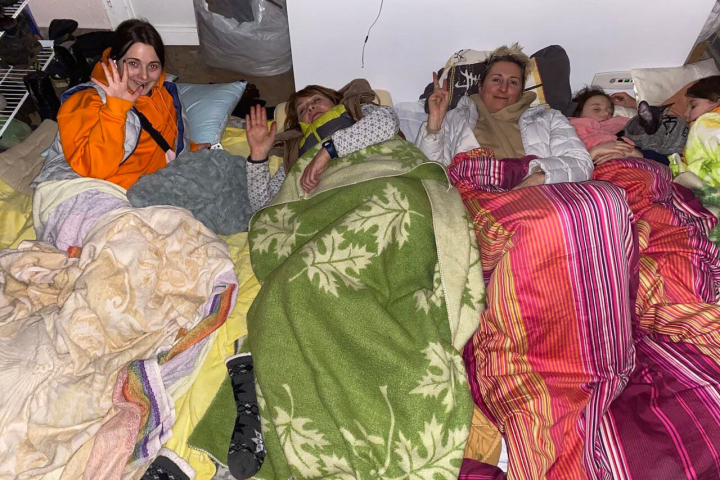 Familie im Keller im Dorf bei Kiew Familie im Keller im Dorf bei Kiew