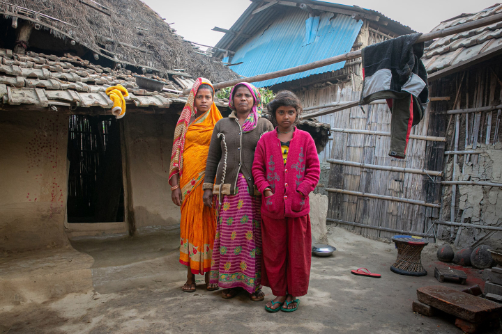 Anjali Devi Sada mit ihrer Schwester und ihrer Mutter Anjali Devi Sada mit ihrer Schwester und ihrer Mutter