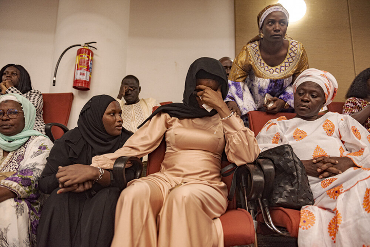 Eine Aktivistin weint und erhält Unterstützung von Freunden, darunter Fatou Baldeh Eine Aktivistin weint und erhält Unterstützung von Freunden, darunter Fatou Baldeh