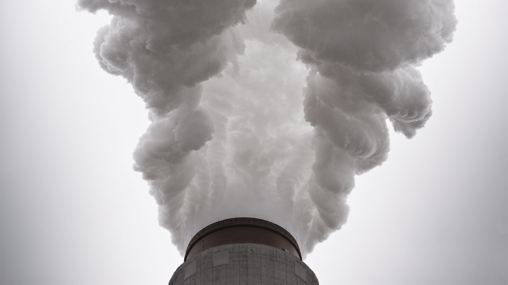 Schornstein des Mountaineer Power Plant von AEP, das Kohlekraftwerk ist eines der größten in den USA