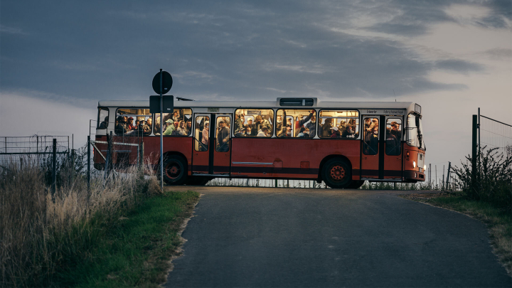 Arbeitskräfte kommen am frühen morgen mit einem alten Bus auf einer Apfelplantage in Sachsen an Arbeitskräfte kommen am frühen morgen mit einem alten Bus auf einer Apfelplantage in Sachsen an