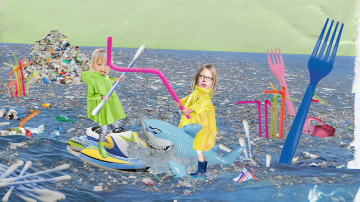 Verbot Einwegplastik EU Pro Contra Lustige Collage, die die Autorinnen dabei zeigt, wie sie sich in einem Meer von Plastik mit überdimensionalem Q-Tip und Strohhalm bewaffnet bekämpfen