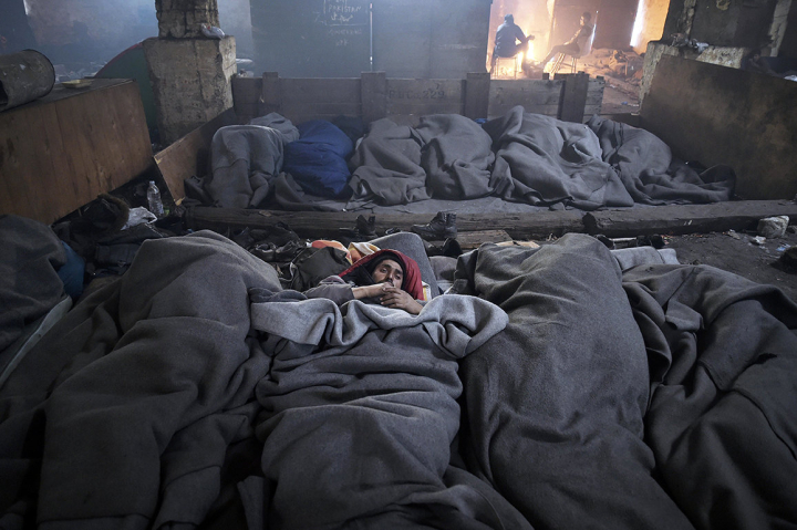 Schlafende Flüchtlinge in einer Lagerhalle in Belgrad