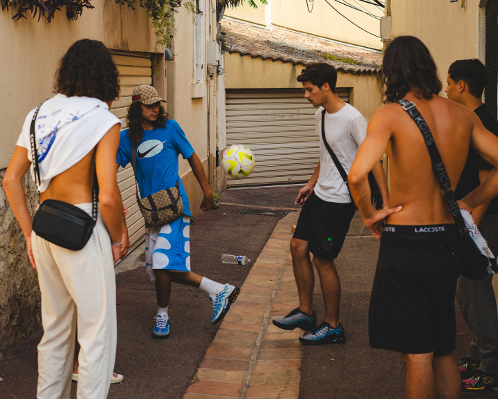 Jugendliche Männer spielen Fussball Jugendliche Männer spielen Fussball