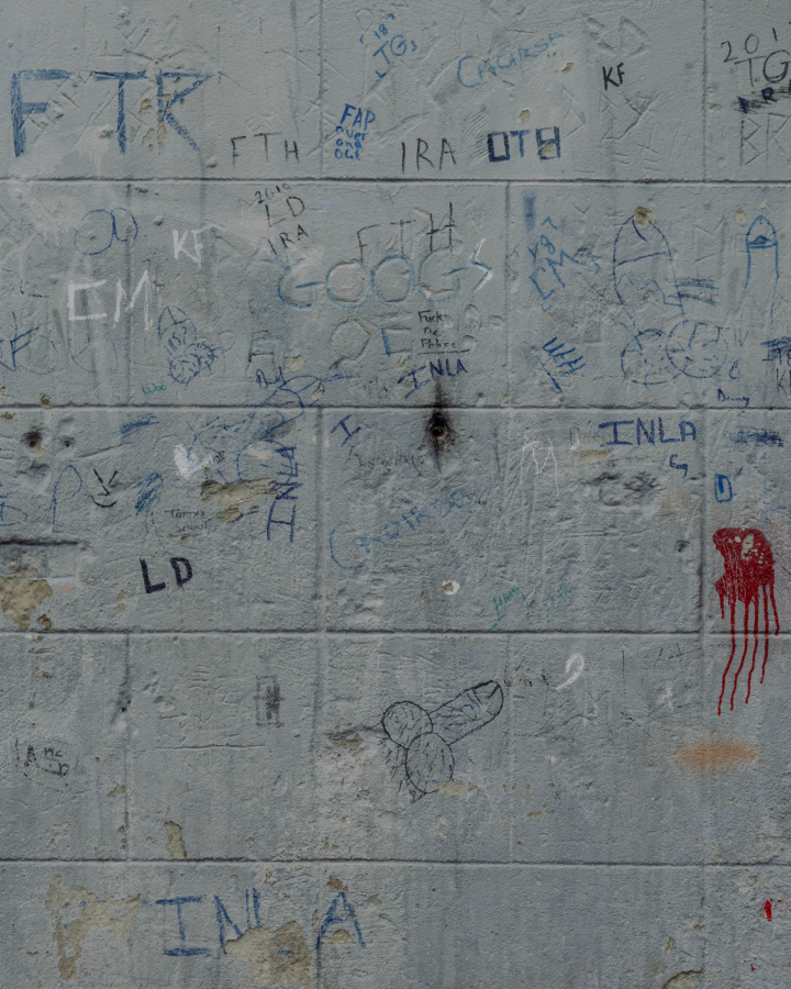 Graffiti In der Nähe des Fußballstadions, an deinem kleinen Laden in der Bogside, Derry/ Londonderry, Nordirland Graffiti In der Nähe des Fußballstadions, an deinem kleinen Laden in der Bogside, Derry/ Londonderry, Nordirland