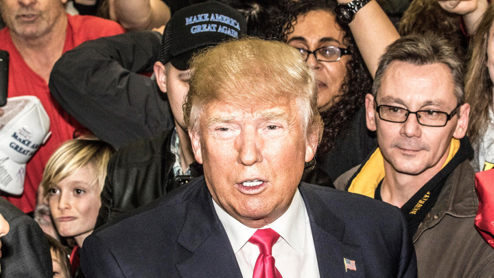 Präsidentschaftskandidat Donald Trump umringt von Anhängern Präsidentschaftskandidat Donald Trump umringt von Anhängern