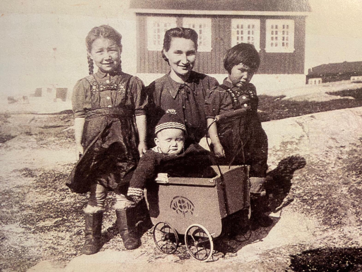 Helene Thiesen rechts, mit Geschwistern und Mutter Helene Thiesen rechts, mit Geschwistern und Mutter