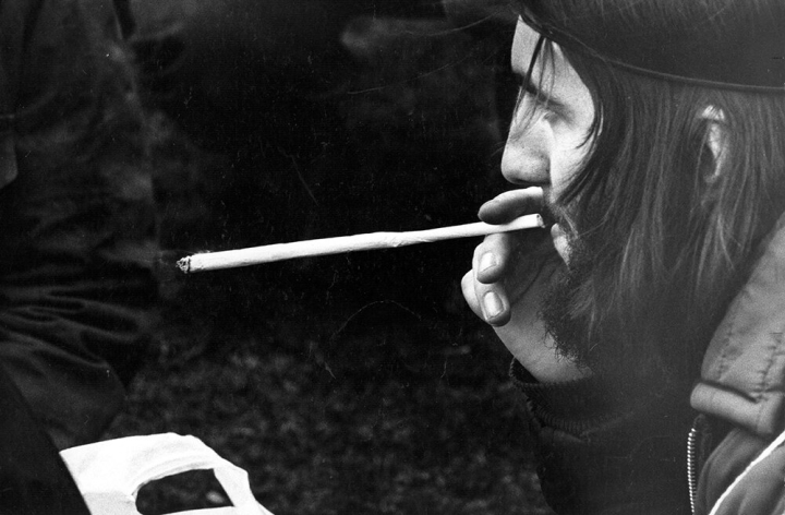 Hippie raucht einen Joint Hippie raucht einen Joint