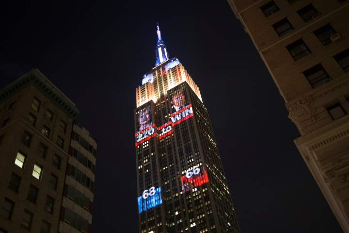 Empire State Building in der Nacht der US-Wahlen Empire State Building in der Nacht der US-Wahlen