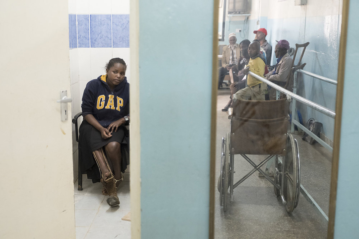 Joy Ntinyari (15) hat mit 7 Jahren ihre erste Orthoprothese von Jaipur Foot erhalten. Seit etwa zwei Jahren ist sie nun herausgewachsen und hat Schmerzen beim Gehen. Dieses Jahr ist sie alleine mit der Reisegruppe gekommen und bekommt eine neue