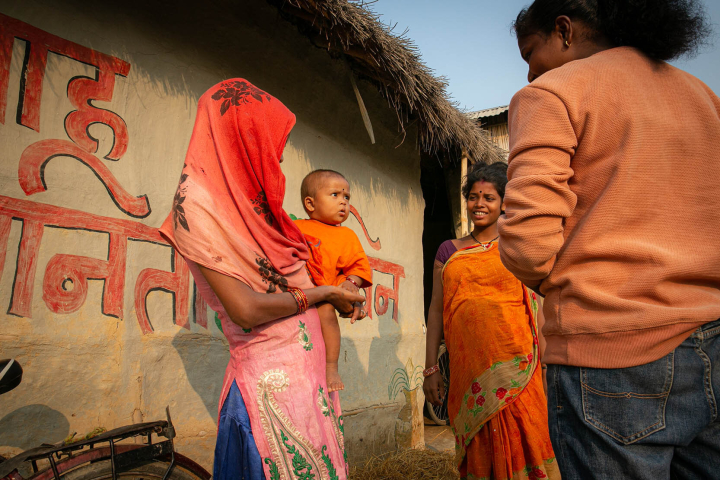 Salita Kumari Sadar im Gespräch mit Anjali Devi Sada und Sajan Devi Sada Salita Kumari Sadar im Gespräch mit Anjali Devi Sada und Sajan Devi Sada