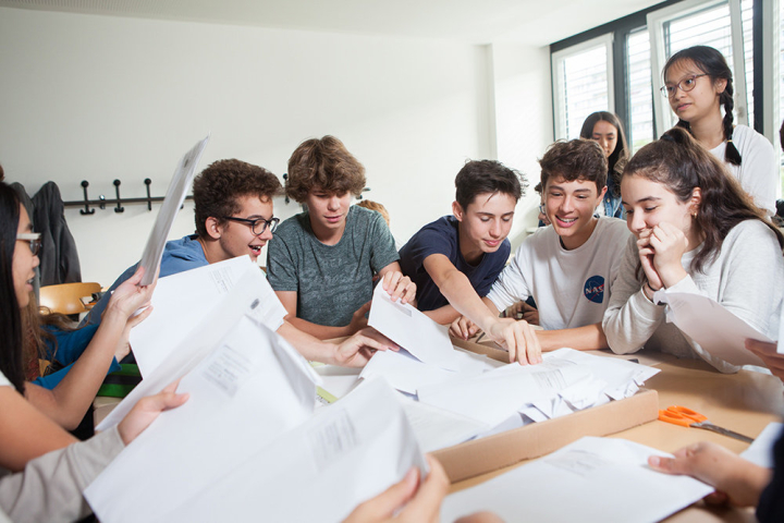 Hier packen die Schüler die Wahlunterlagen aus