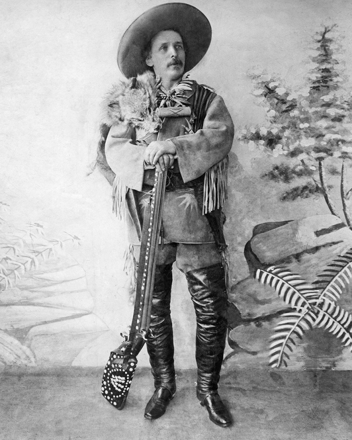 Karl May in der Tracht von "Old Shatterhand" mit dem silbernen Gewehr, einer seiner literarischen Figuren - ca. 1900 Karl May in der Tracht von "Old Shatterhand" mit dem silbernen Gewehr, einer seiner literarischen Figuren - ca. 1900