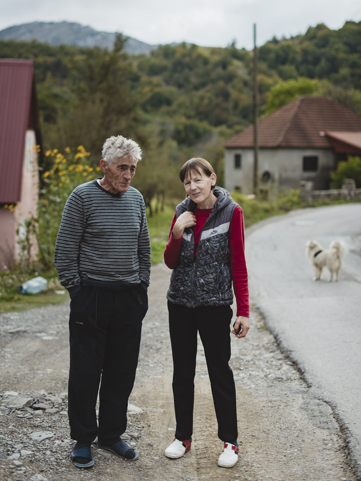 Nahe Lieva Rijeka. Kojo Komonen Lakošić und seine Frau. Ihnen ist der Bau der Autobahn recht egal, denn Verkehr kommt durch ihr Dorf so oder so selten Montenegro, Highway, China
