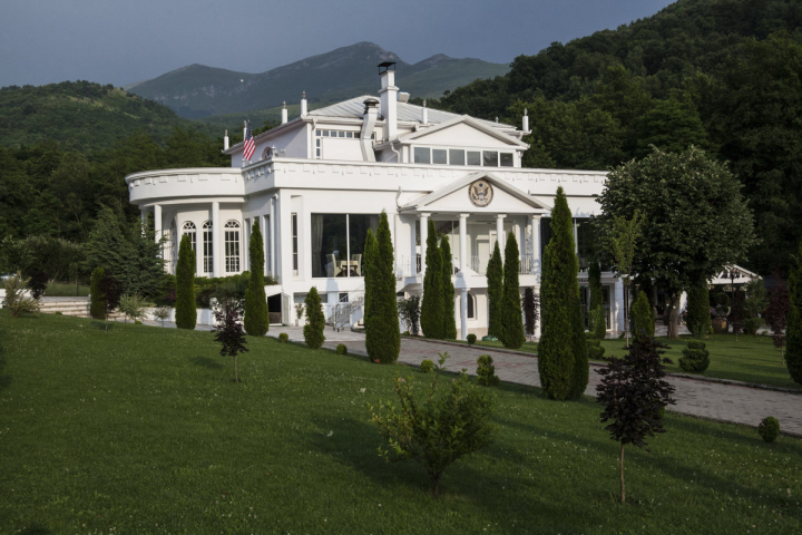 White House Restaurant, located in the “Shar Mountain” National Park, near Prizren, is a restaurant whose construction mimics the shape of the White House. This is a great attraction for many tourists in the area. Throughout Kosovo there are many private