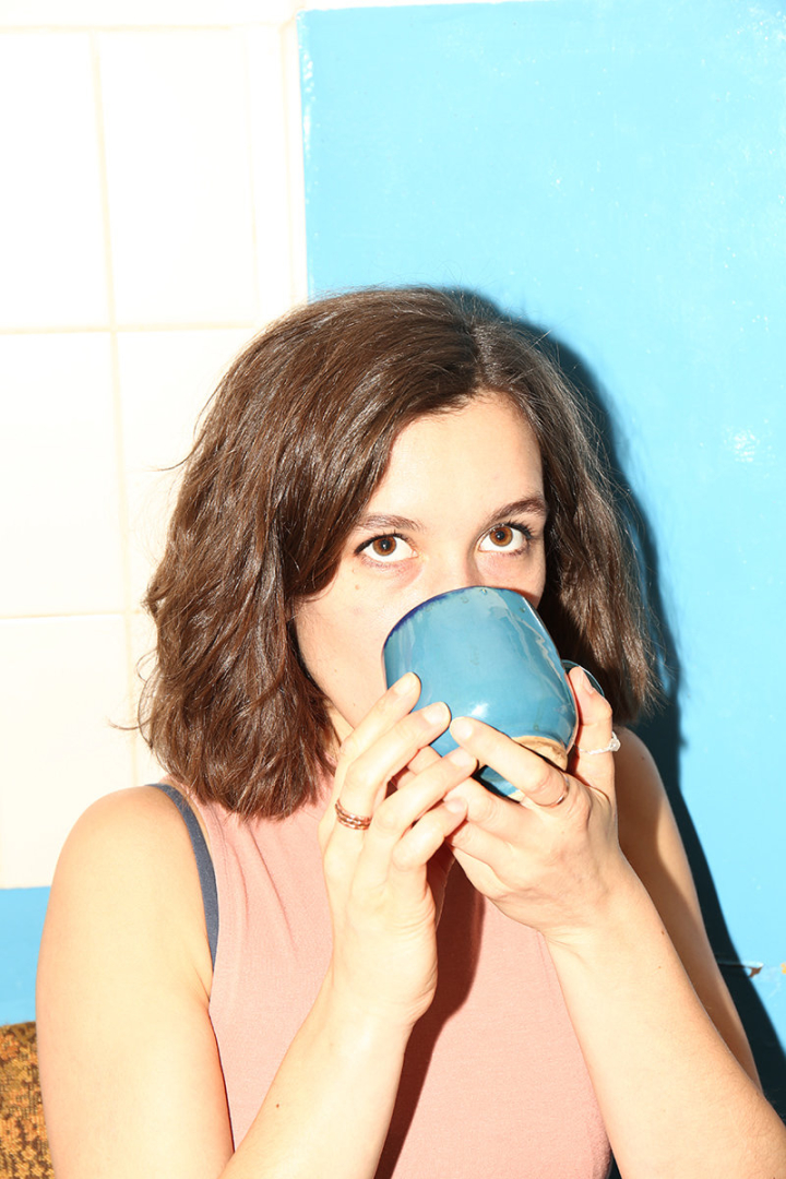 Lisa trinkt Kaffee ( oder Tee? )