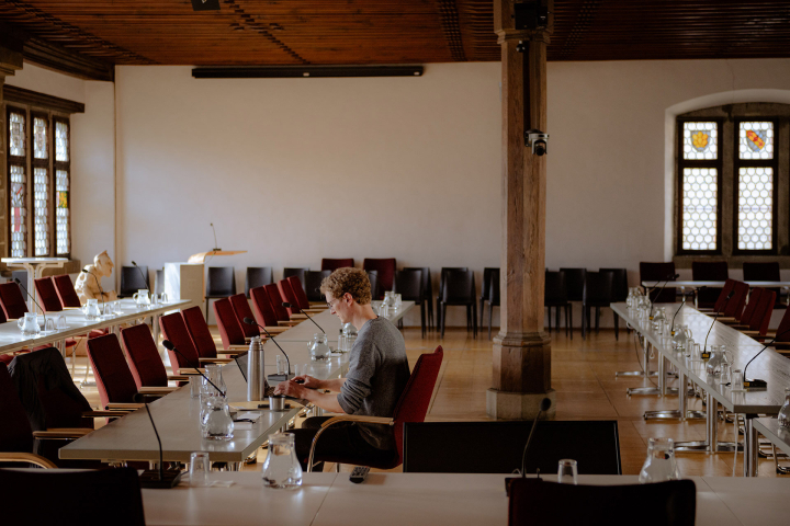 Lorenz Heublein an einem Tisch im Ratssaal Lorenz Heublein an einem Tisch im Ratssaal