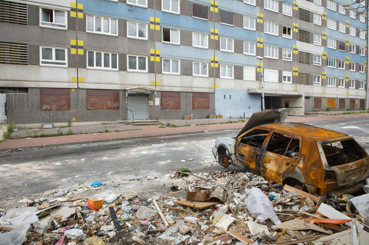 Schutthalde und Autowrack vor Wohnblock in der Pariser Banlieue Schutthalde und Autowrack vor Wohnblock in der Pariser Banlieue