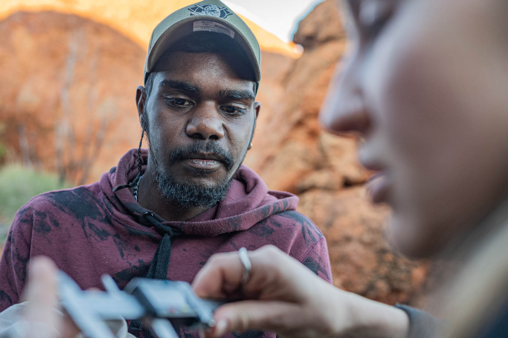 Luke Daeger, Warru-Ranger, mit der Wissenschaftlerin Claire Hartvigsen-Power beim untersuchen eines Warru Luke Daeger, Warru-Ranger, mit der Wissenschaftlerin Claire Hartvigsen-Power beim untersuchen eines Warru