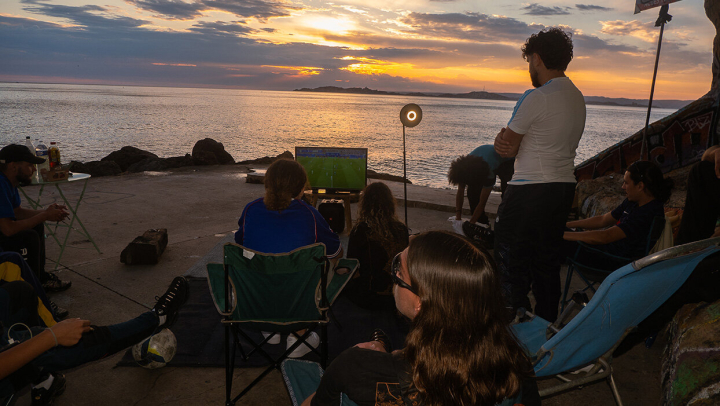 Leute schauen Fussball an der Küste von Marseille Leute schauen Fussball an der Küste von Marseille