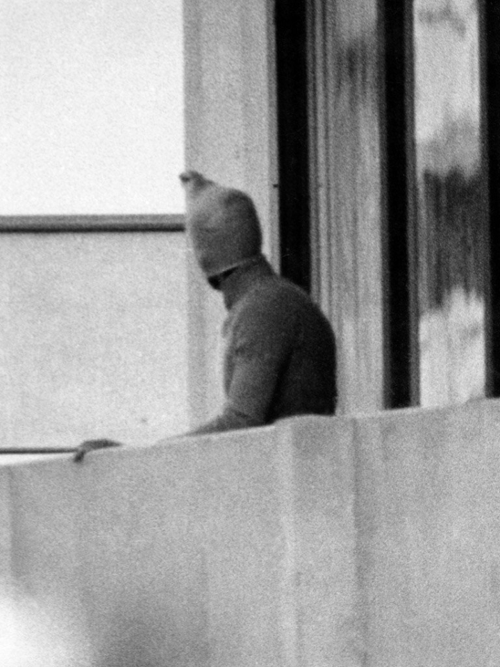 Terrorist zeigt sich auf dem Balkon des israelischen Mannschaftsquartiers im Olympischen Dorf der Münchner Sommerspiele Terrorist zeigt sich auf dem Balkon des israelischen Mannschaftsquartiers im Olympischen Dorf der Münchner Sommerspiele
